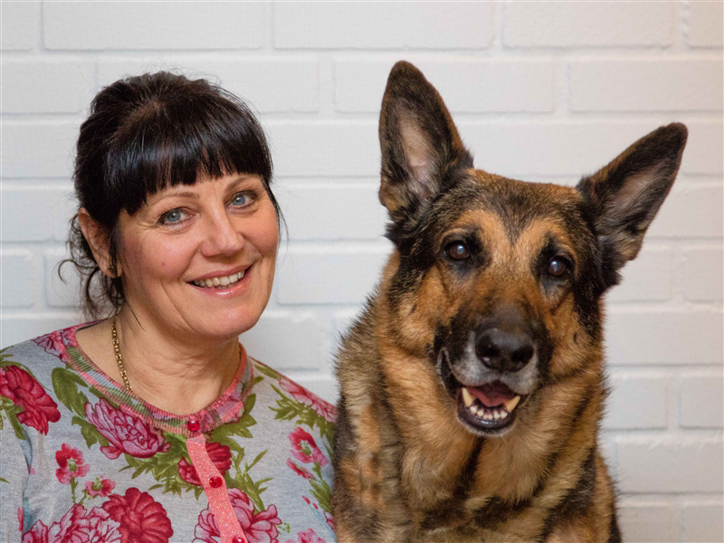 Annette Lundsteen - har gennemgået 4 årig uddannelse til hundetræner- og adfærdsbehandler hos Irene Jarnved.
Færdiguddannet i 2014.