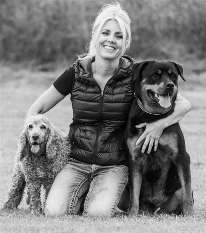 Anita Brammer - har gennemgået 4 årig uddannelse til hundetræner og adfærdsbehandler hos Irene Jarnved.
Færdiguddannet i 2018.